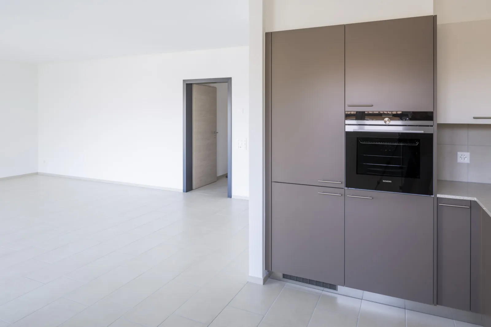 Cucina grigia in un appartamento nuovo