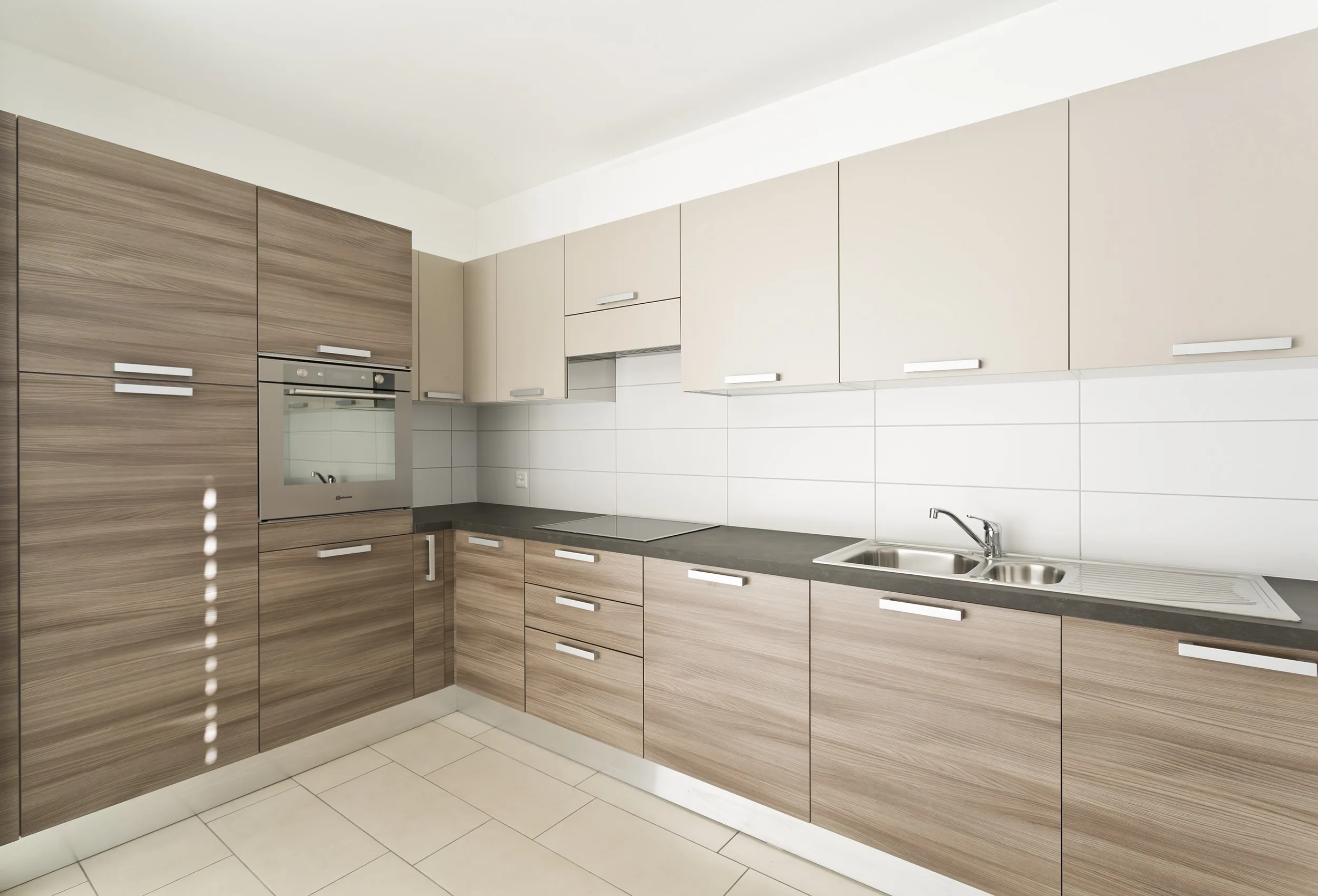 Cucina in legno di un appartamento appena consegnato
