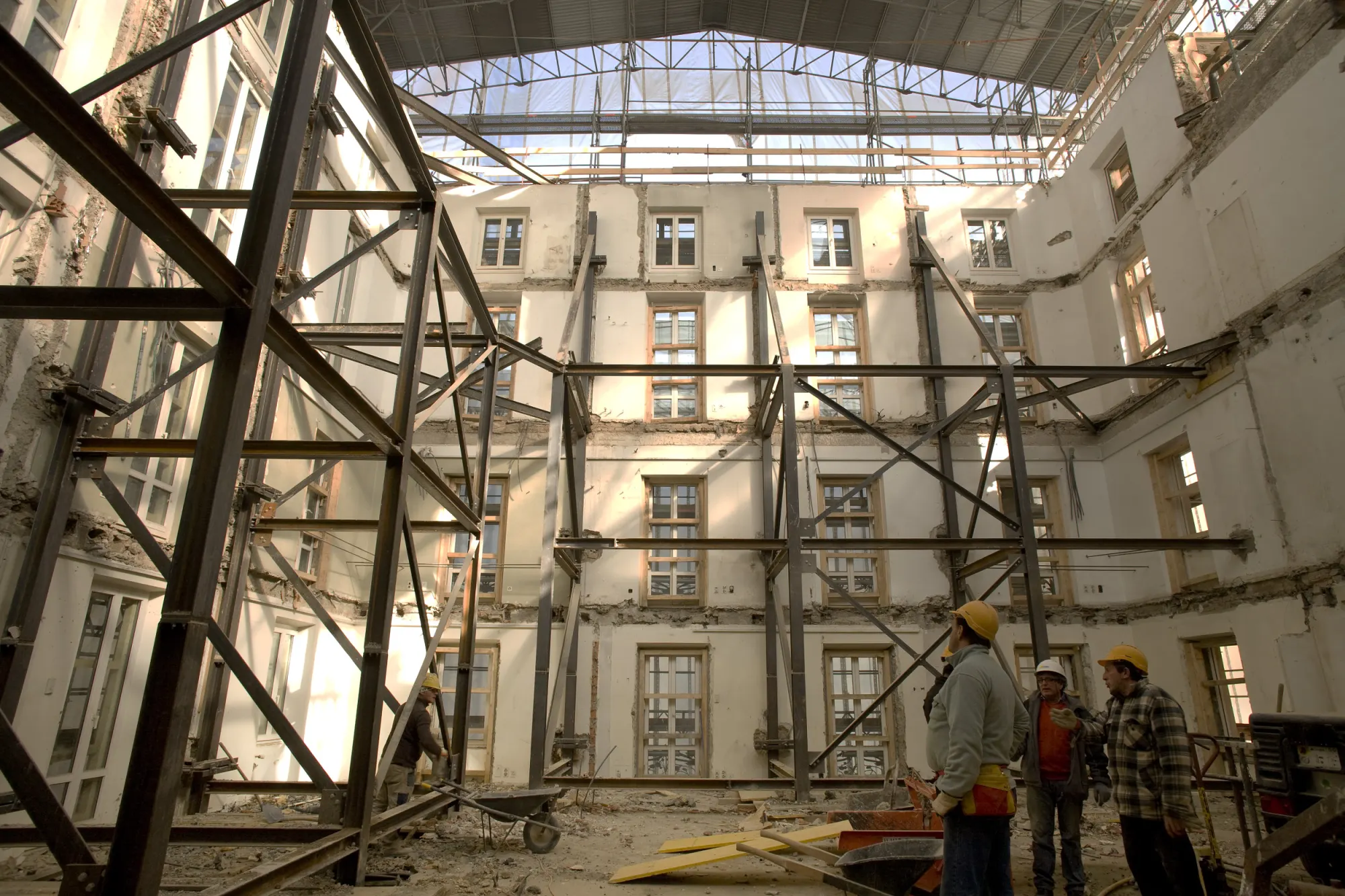 Cortile di uno stabile storico con la facciata sostenuta da ponteggi in acciaio