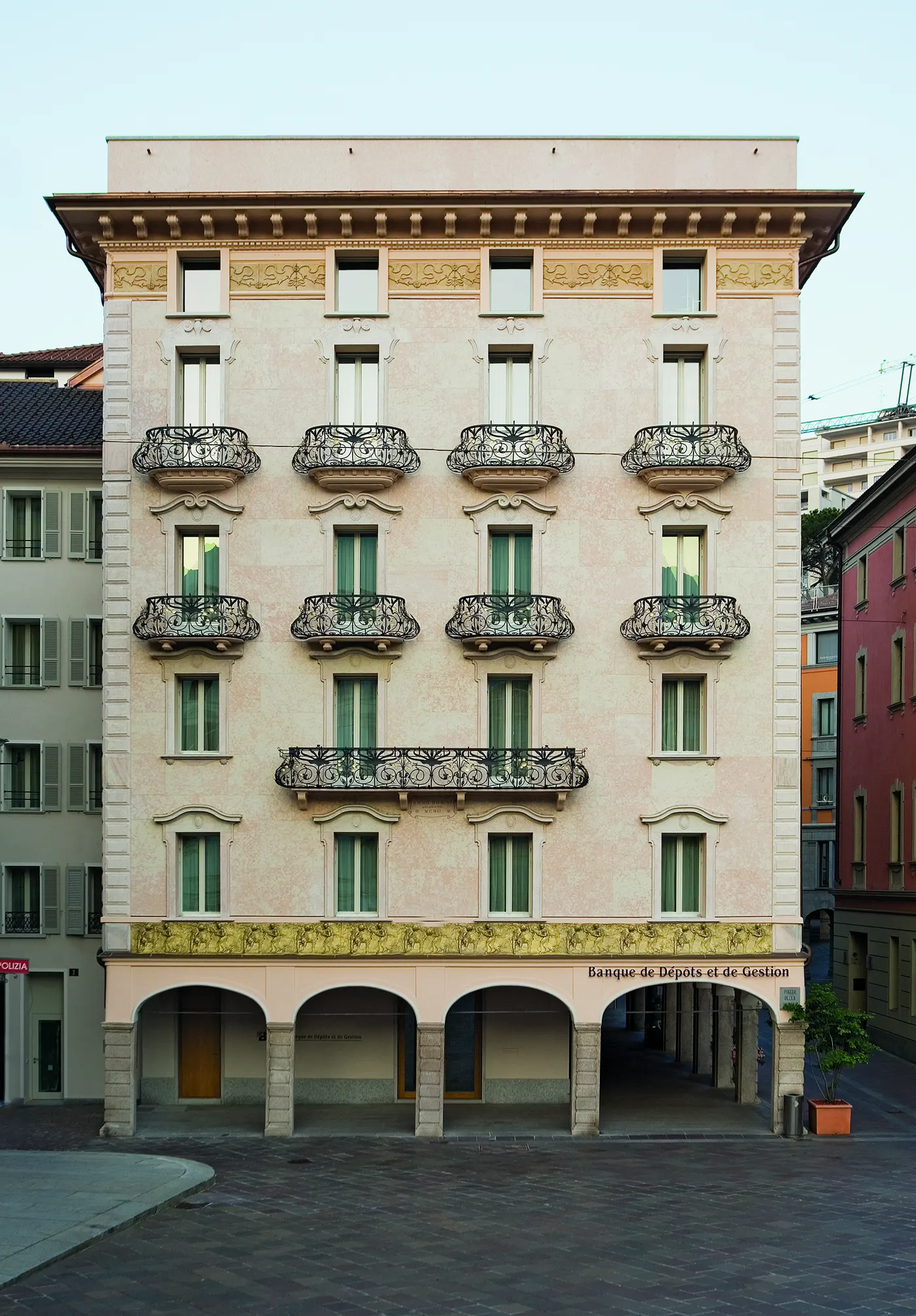 Facciata di un palazzo storico con balconi e portici