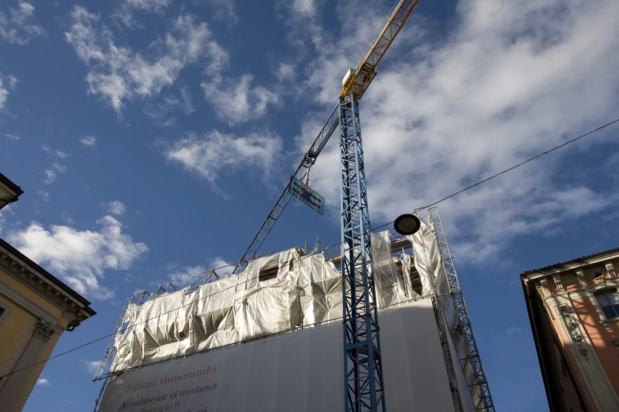 Gru di cantiere contro il cielo