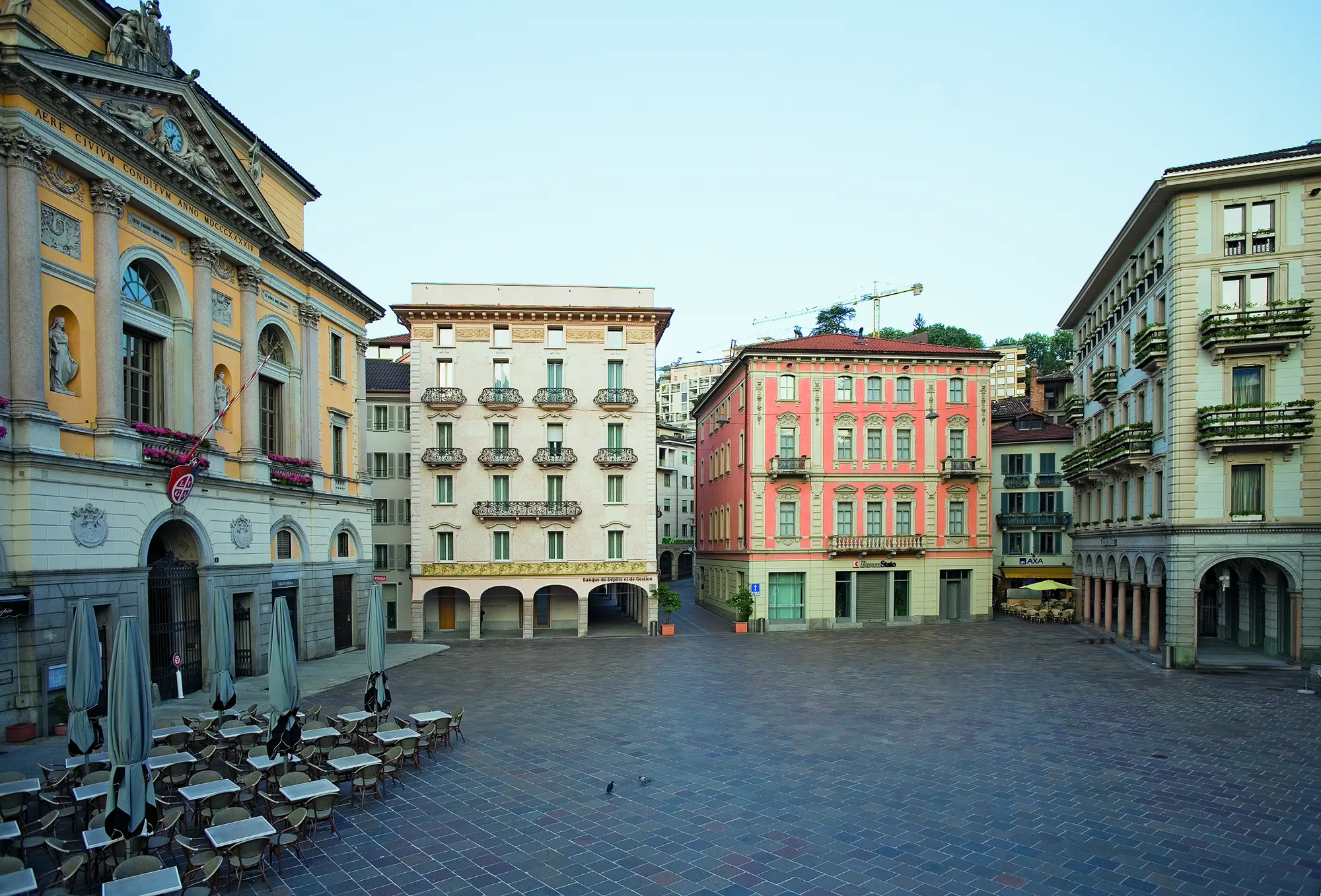 Piazza con palazzi storici colorati