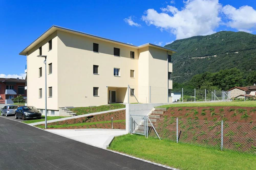 Palazzina residenziale con le montagne sullo sfondo