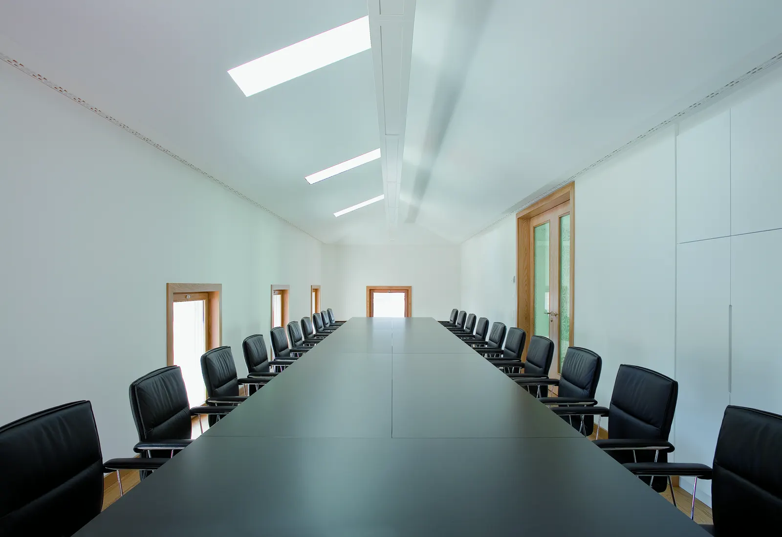 Sala riunioni con lungo tavolo